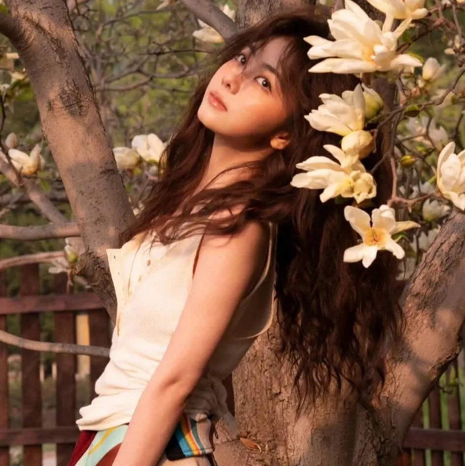 Behind-the-scenes cut of Tan Song Yun