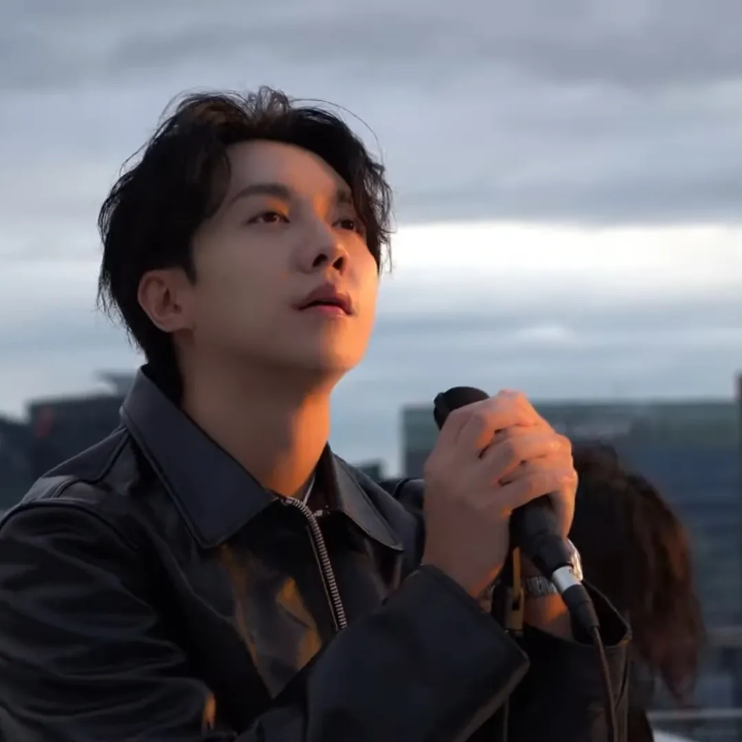 A moment captured by a fan of Lee Seunggi