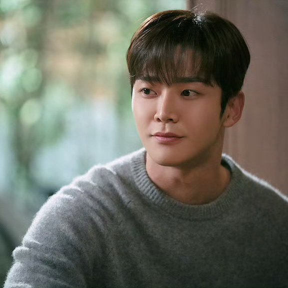 Foto kegiatan terbaru dari Rowoon