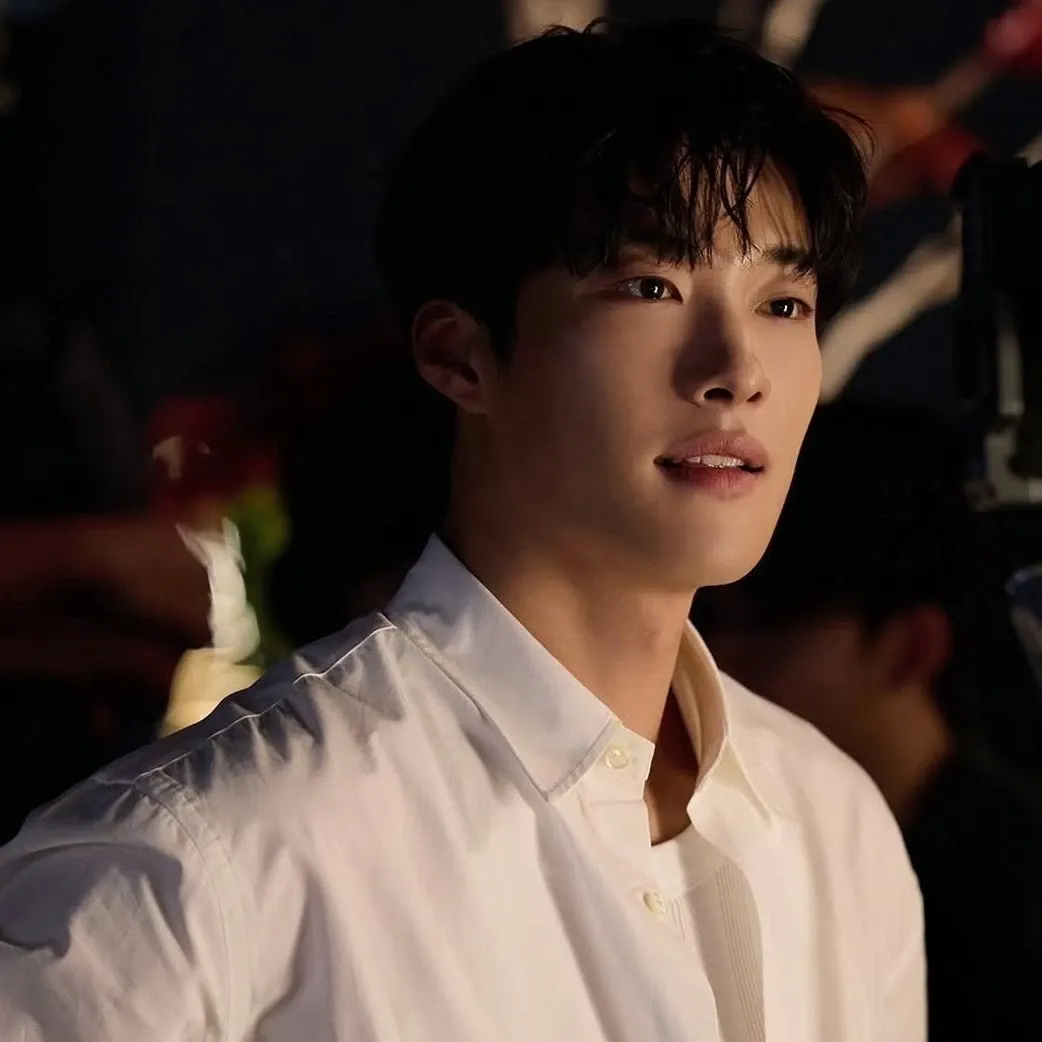 A moment captured by a fan of Woo Dohwan