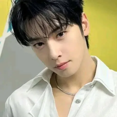 Behind-the-scenes cut of Cha Eunwoo