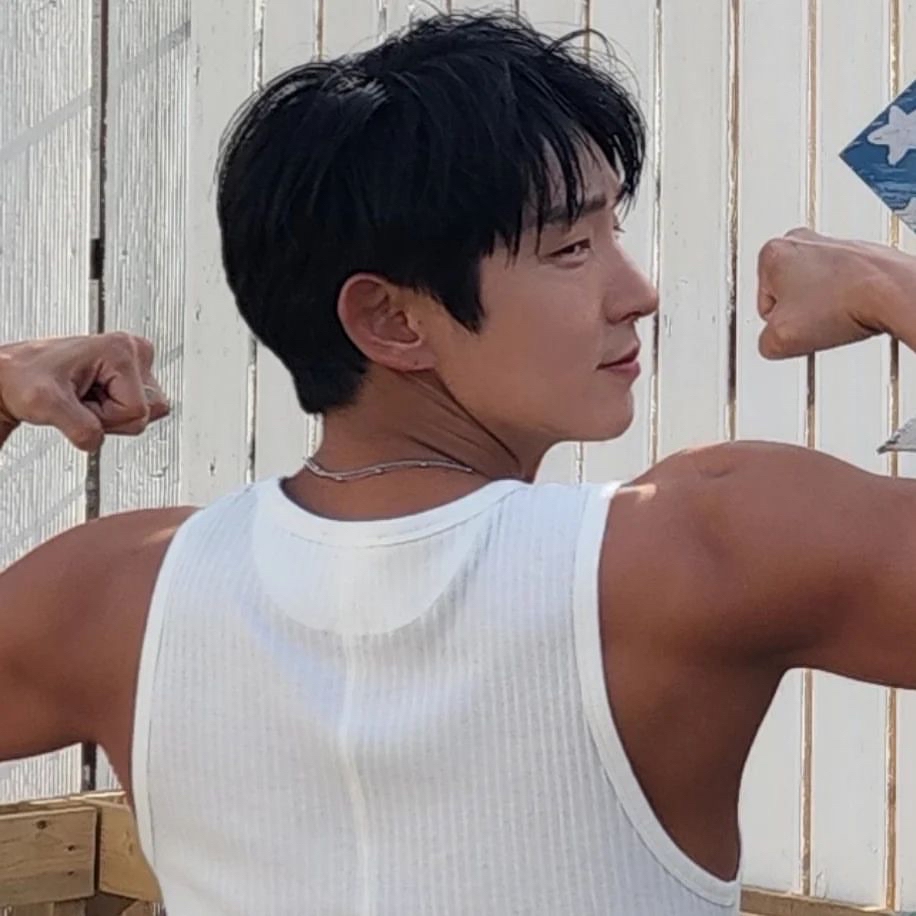 A moment captured by a fan of Lee Joongi