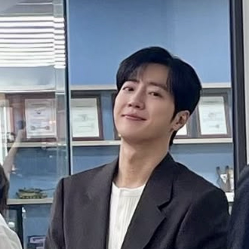 A moment captured by a fan of Lee Sangyeob