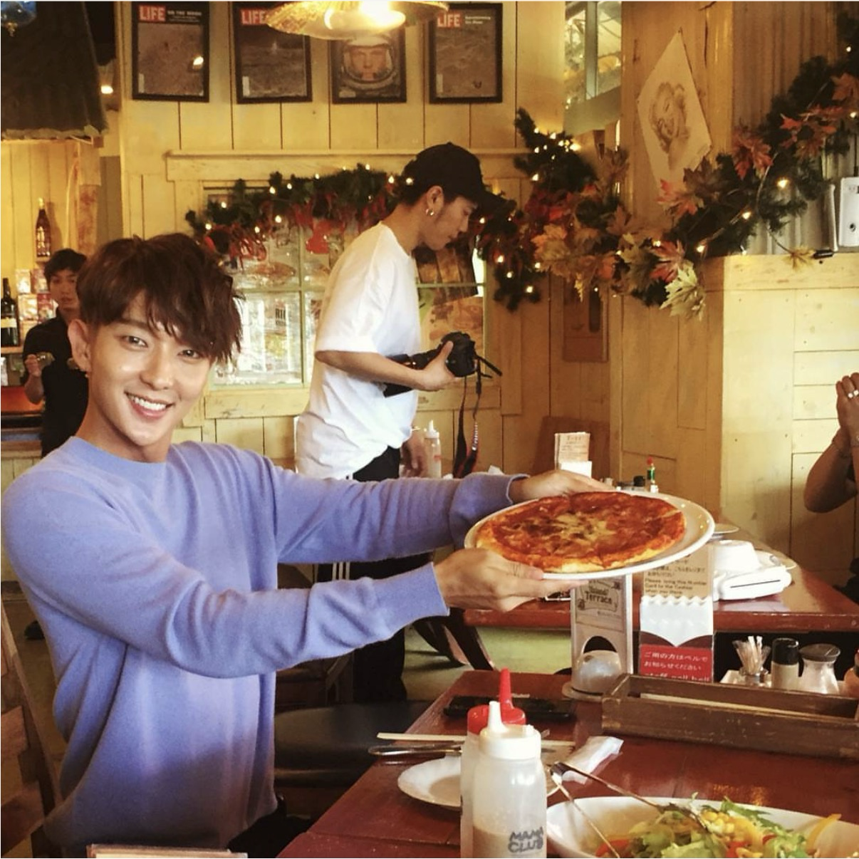 A moment captured by a fan of Lee Joongi