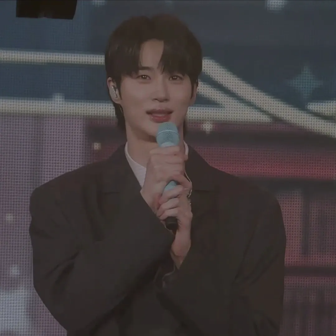 Behind-the-scenes cut of Byeon Wooseok