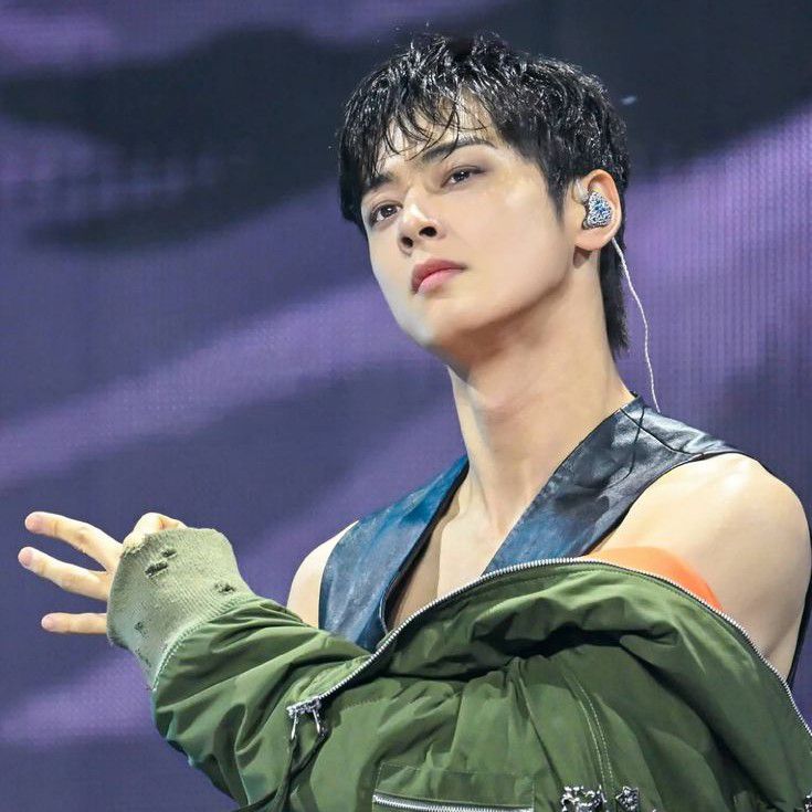 Recent activity shot of Cha Eunwoo