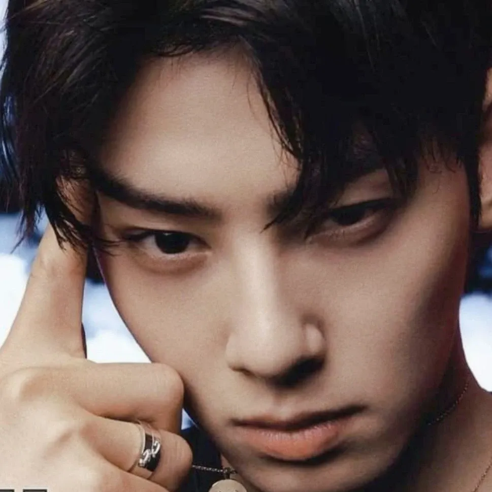 A moment captured by a fan of Cha Eunwoo