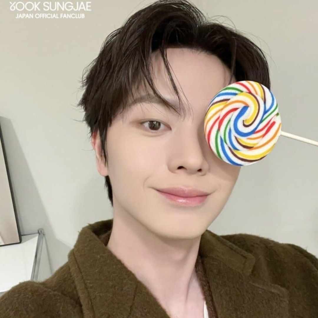 A moment captured by a fan of Yook Sungjae