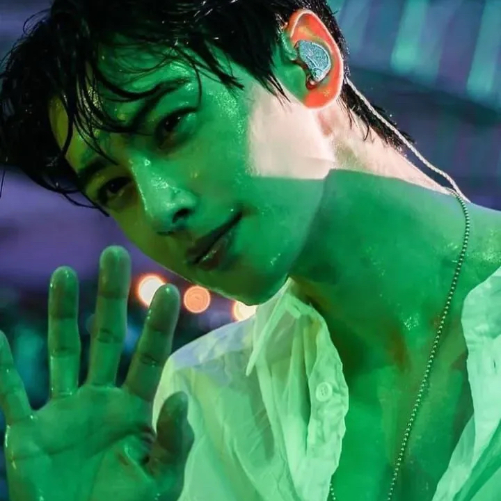 Behind-the-scenes cut of Cha Eunwoo