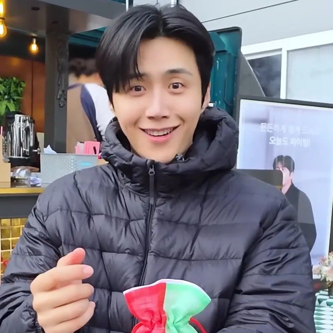 Behind-the-scenes cut of Kim Seonho