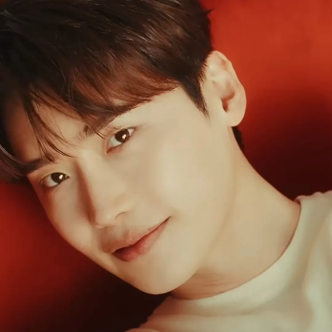 A moment captured by a fan of Lee Jongsuk