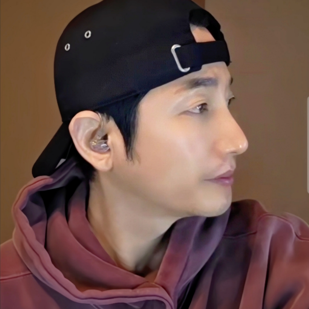 A moment captured by a fan of Park Sihoo