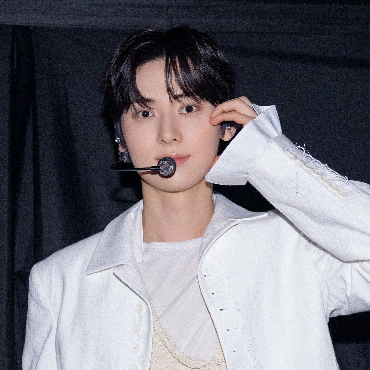 Behind-the-scenes cut of Hwang Minhyun