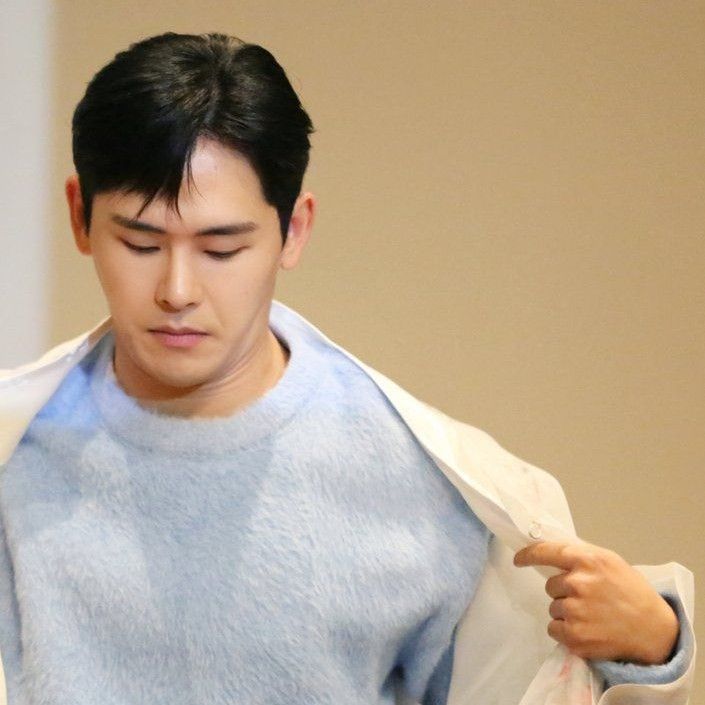 Behind-the-scenes cut of Hoya