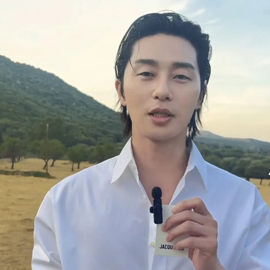 A moment captured by a fan of Park Seojoon