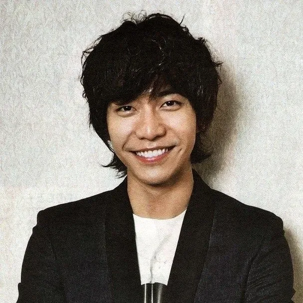 Recent activity shot of Lee Seunggi