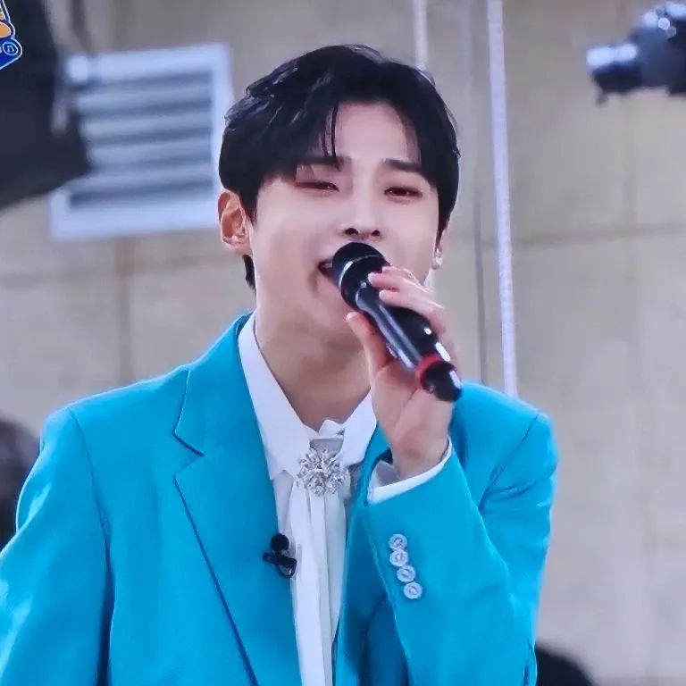 A moment captured by a fan of Seong Ri