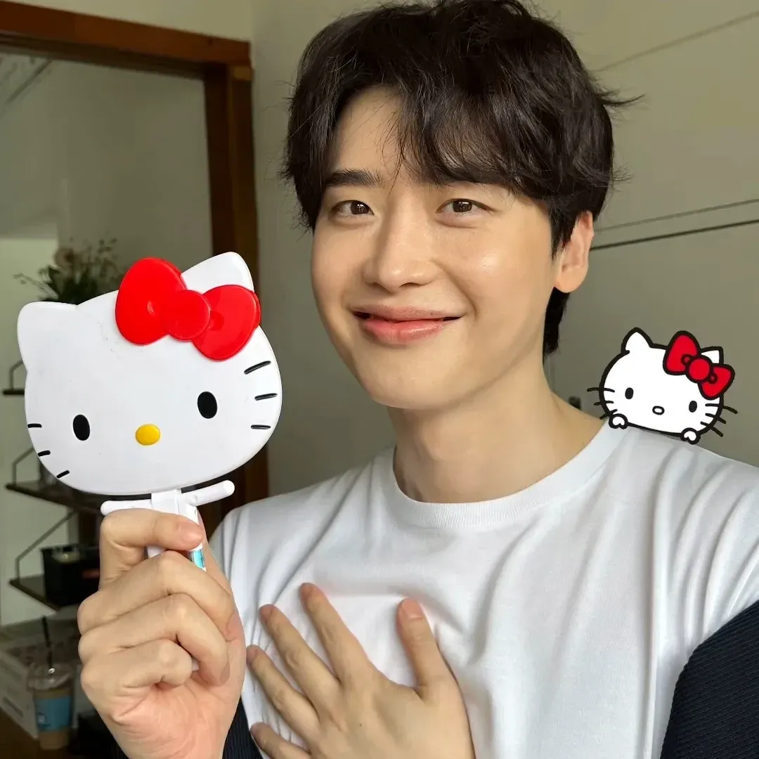 A moment captured by a fan of Lee Jongsuk