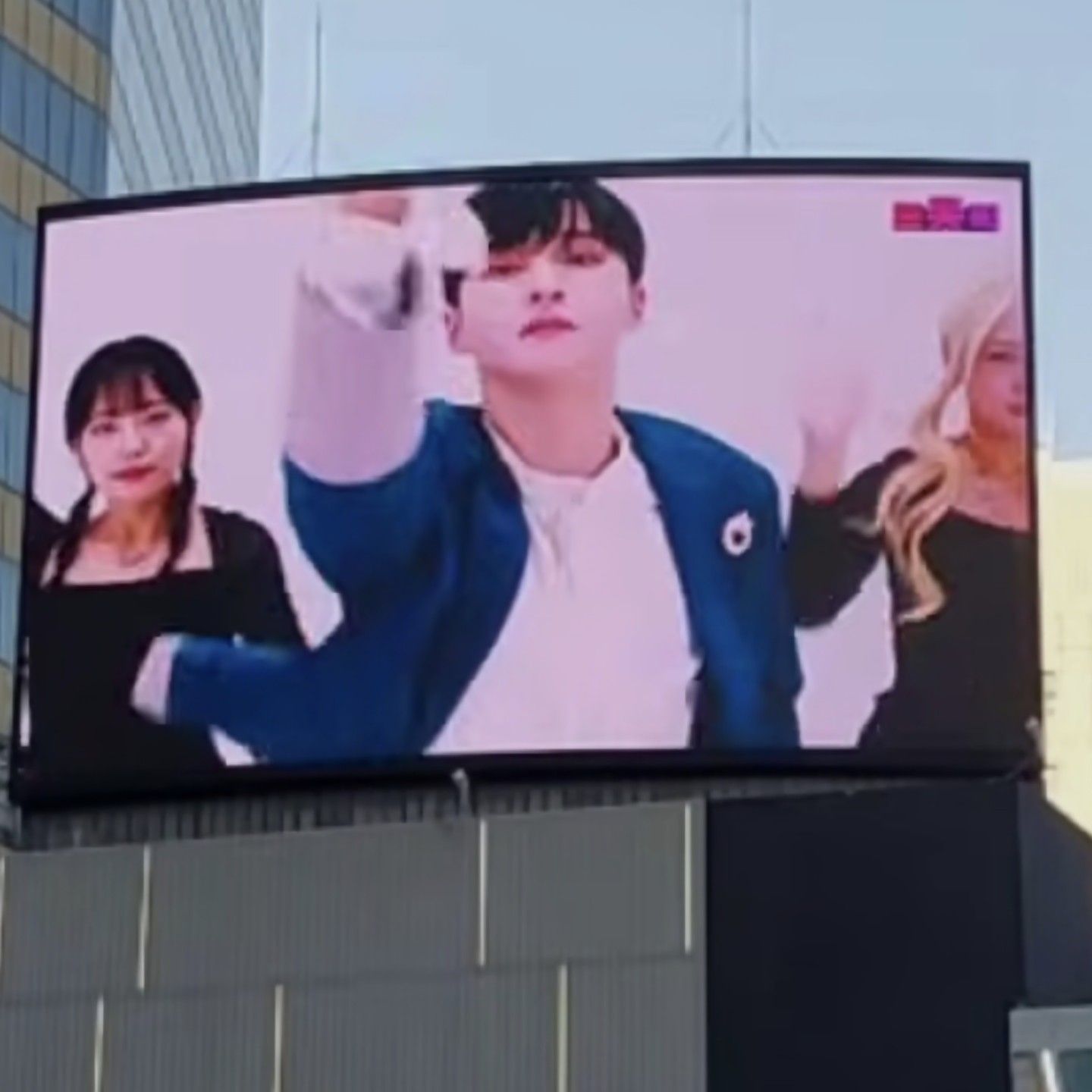 A moment captured by a fan of Seong Ri