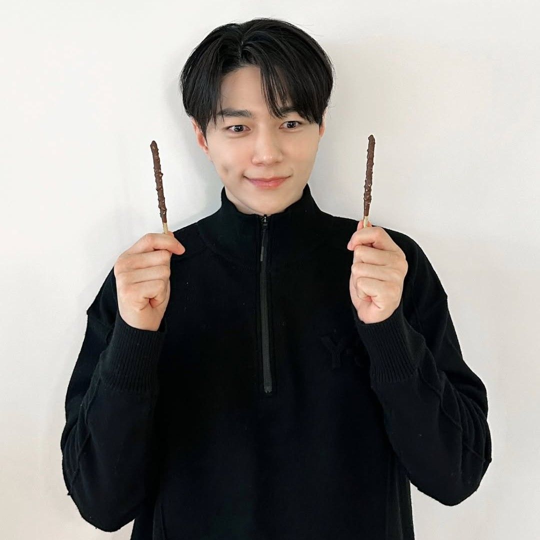 A moment captured by a fan of Kim Myungsoo (L)