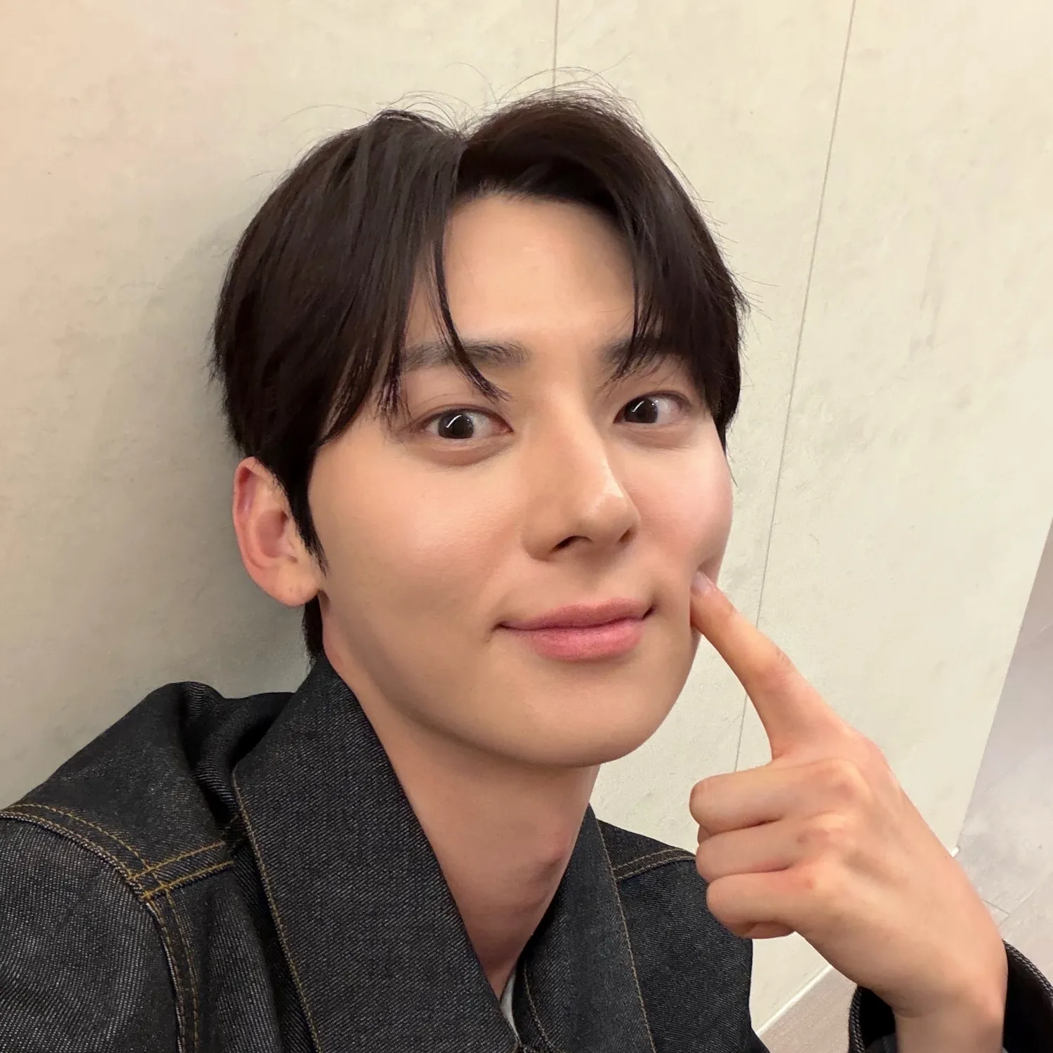 A moment captured by a fan of Hwang Minhyun