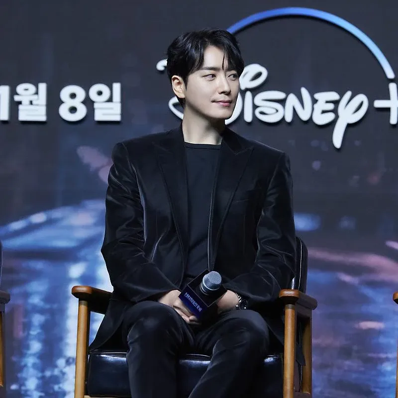 Behind-the-scenes cut of Lee Joonhyuk