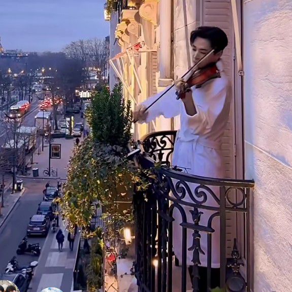 A moment captured by a fan of Henry