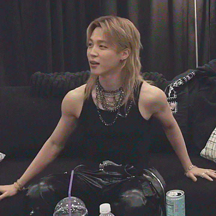 Behind-the-scenes cut of Ha Jimin