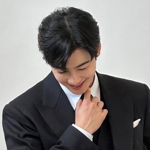 Recent activity shot of Cha Eunwoo