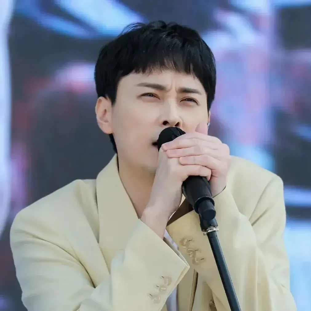 Recent activity shot of Min Kyunghoon