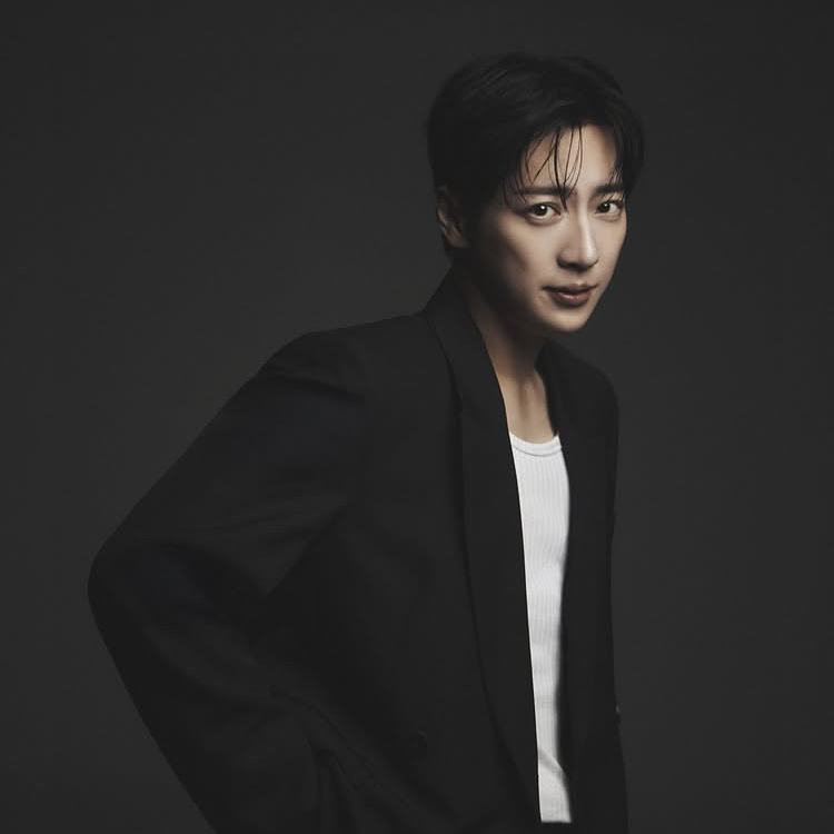Behind-the-scenes cut of Lee Sangyeob