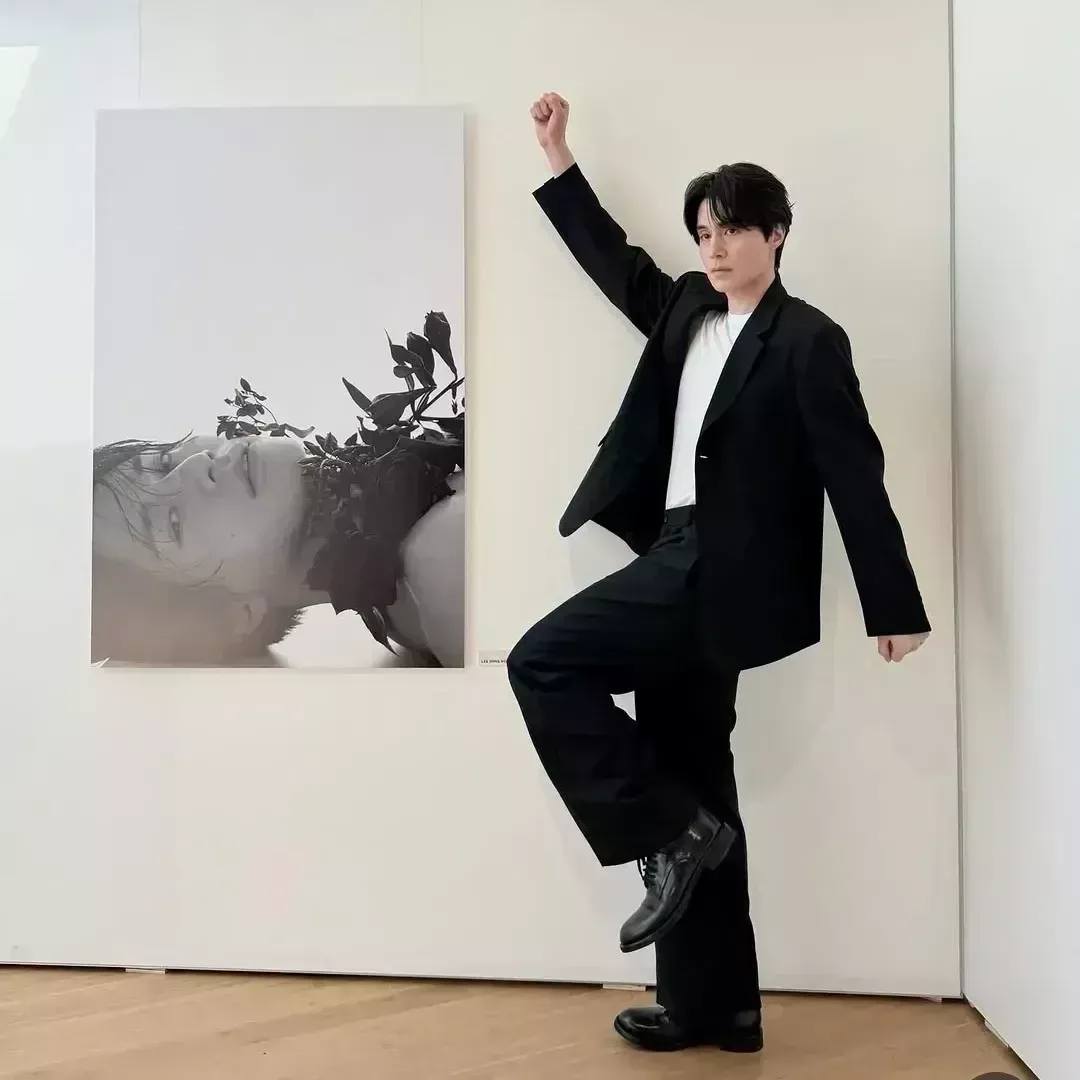 A moment captured by a fan of Lee Dongwook