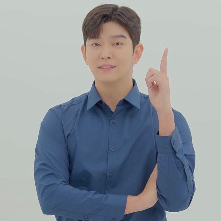 A moment captured by a fan of Yoon Kyunsang