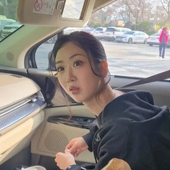 Behind-the-scenes cut of Kang Hyeyeon