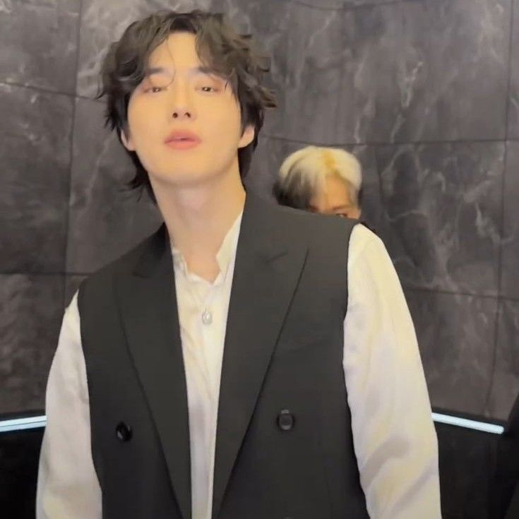 Behind-the-scenes cut of Suho