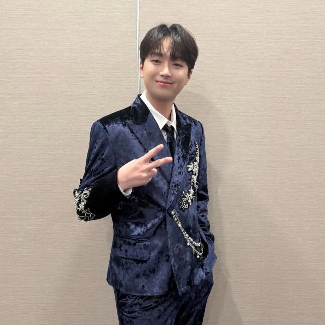 粉丝拍下的李灿元瞬间