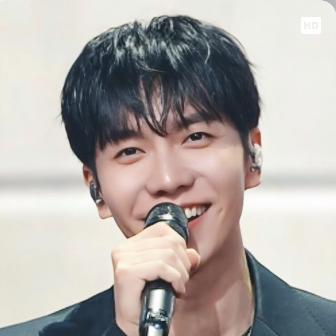 Behind-the-scenes cut of Lee Seunggi