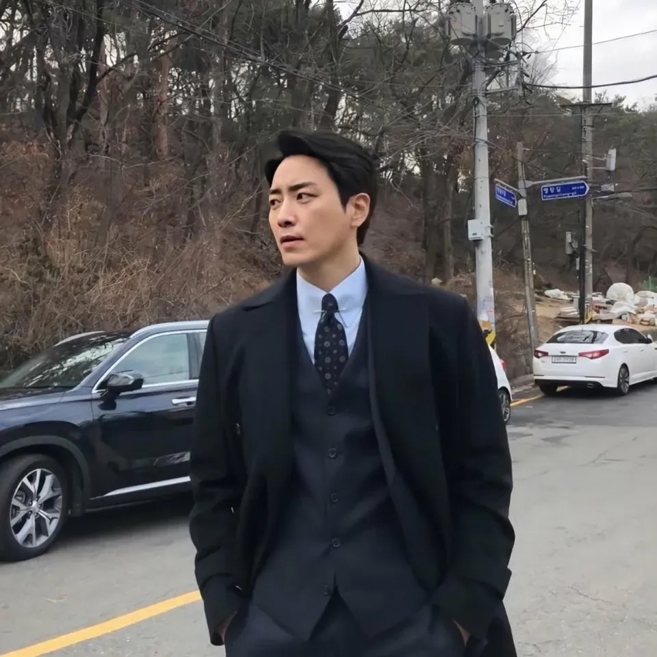 Behind-the-scenes cut of Lee Joonhyuk