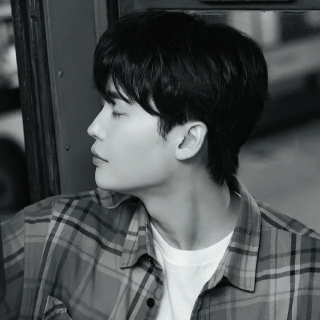 Recent activity shot of Lee Jongsuk