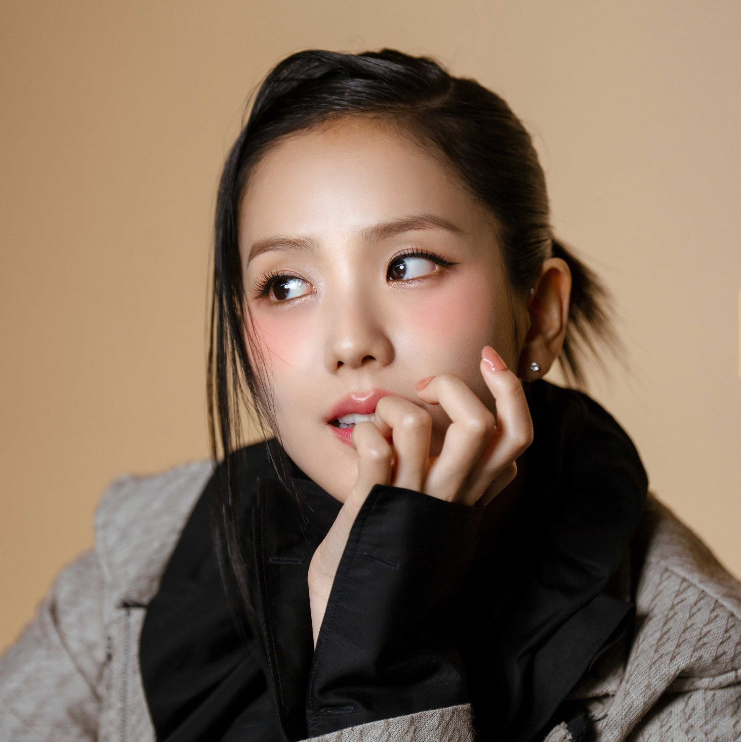 Behind-the-scenes cut of Jisoo (1995)