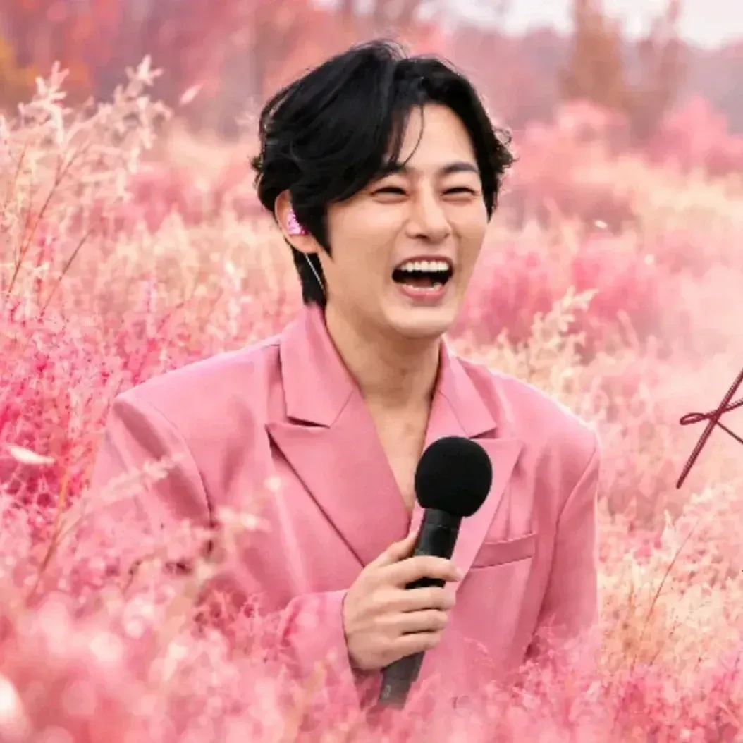 A moment captured by a fan of Kang Moonkyung