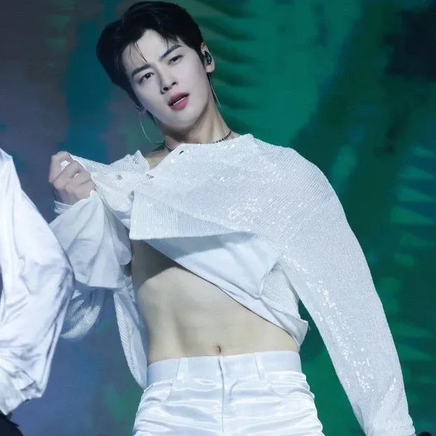 Behind-the-scenes cut of Cha Eunwoo