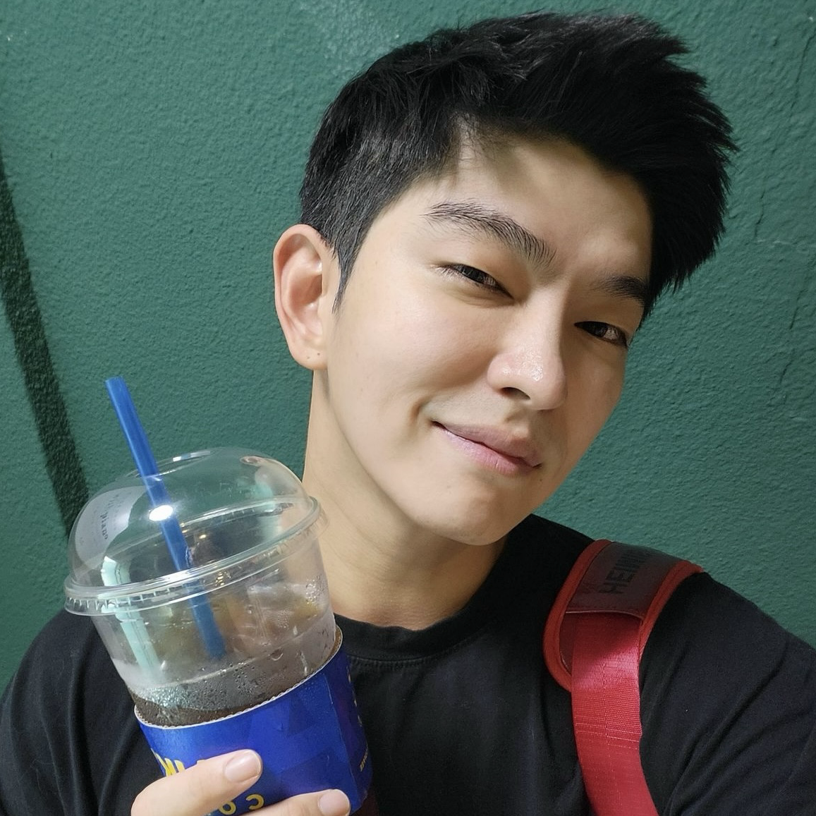 A moment captured by a fan of Yoon Kyunsang