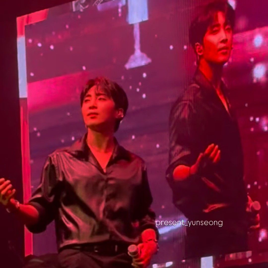 A moment captured by a fan of Hwang Yunsung