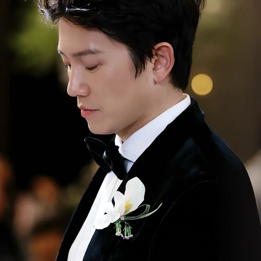 Behind-the-scenes cut of Ji Sung