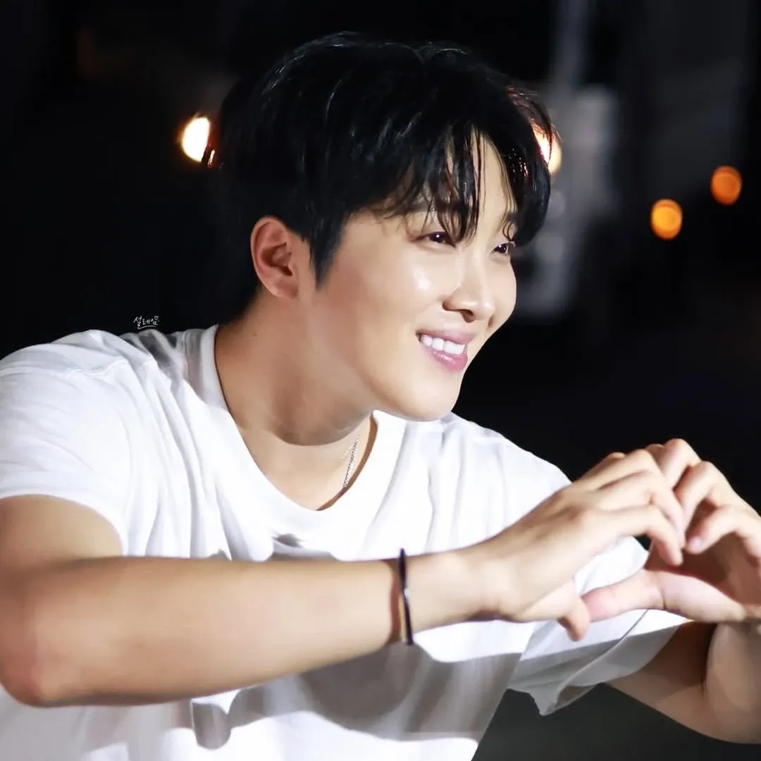 A moment captured by a fan of Hwang Yunsung