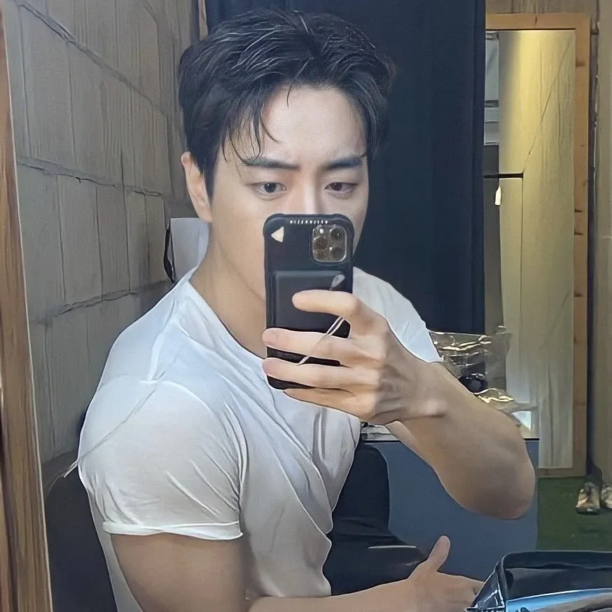 Behind-the-scenes cut of Lee Joonhyuk