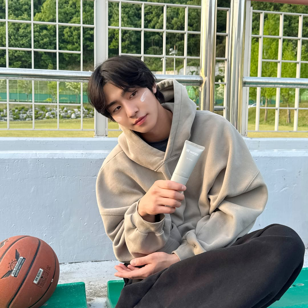 A moment captured by a fan of Ahn Hyoseop