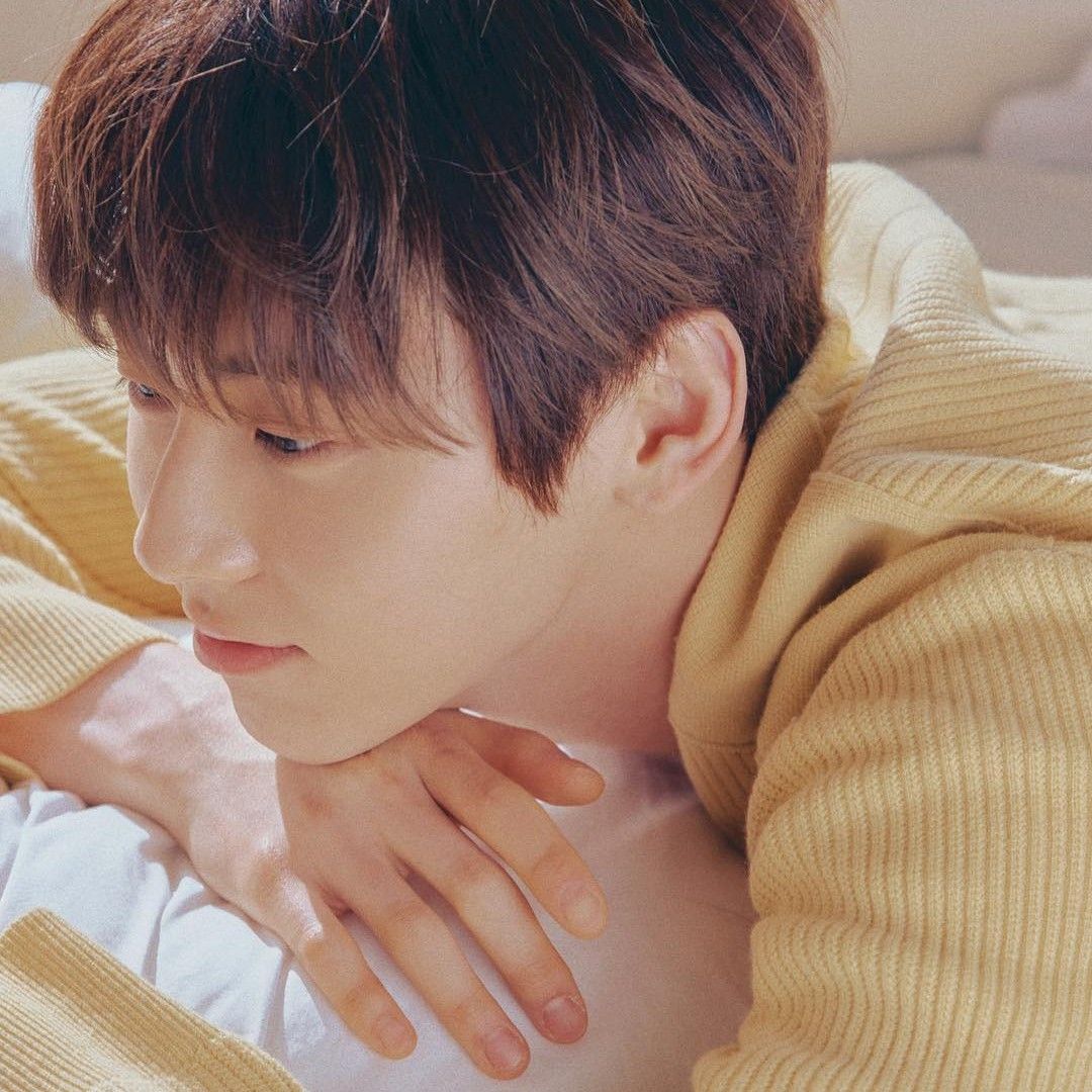 A moment captured by a fan of Hwang Minhyun