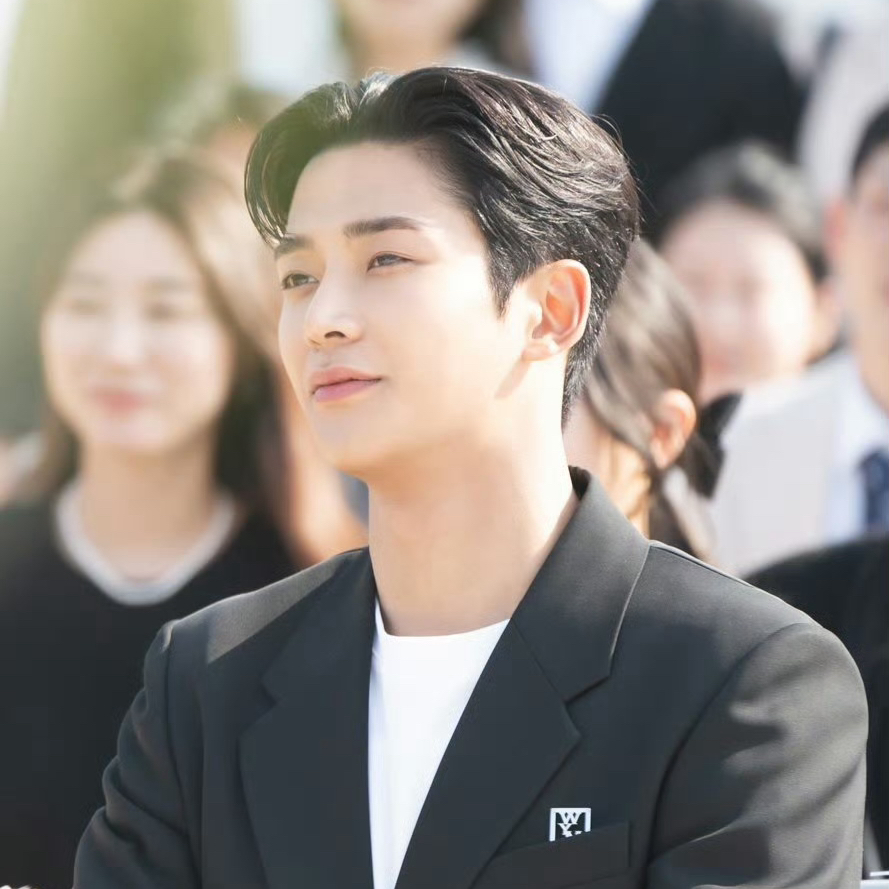 Momen yang diabadikan oleh penggemar Rowoon